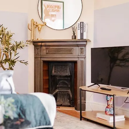 Cosy , Haven And Spacious Apartment